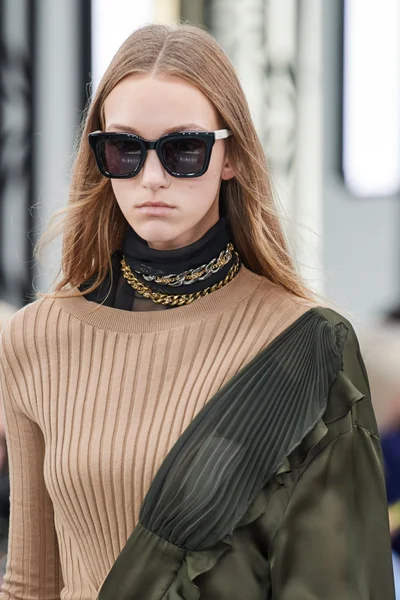 Look 18